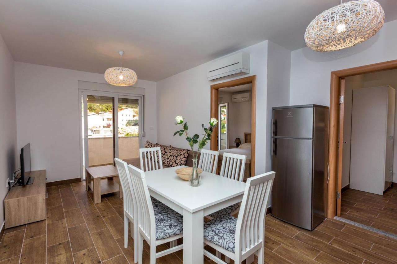 Appartement Butique Maris à Komarna Extérieur photo